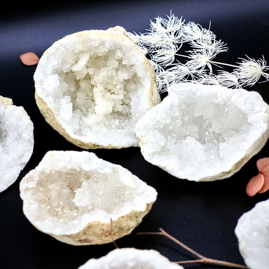 Petite géode de cristal de roche/quartz blanc
