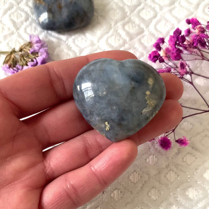 Cœur en pierre naturelle d'Opale bleue