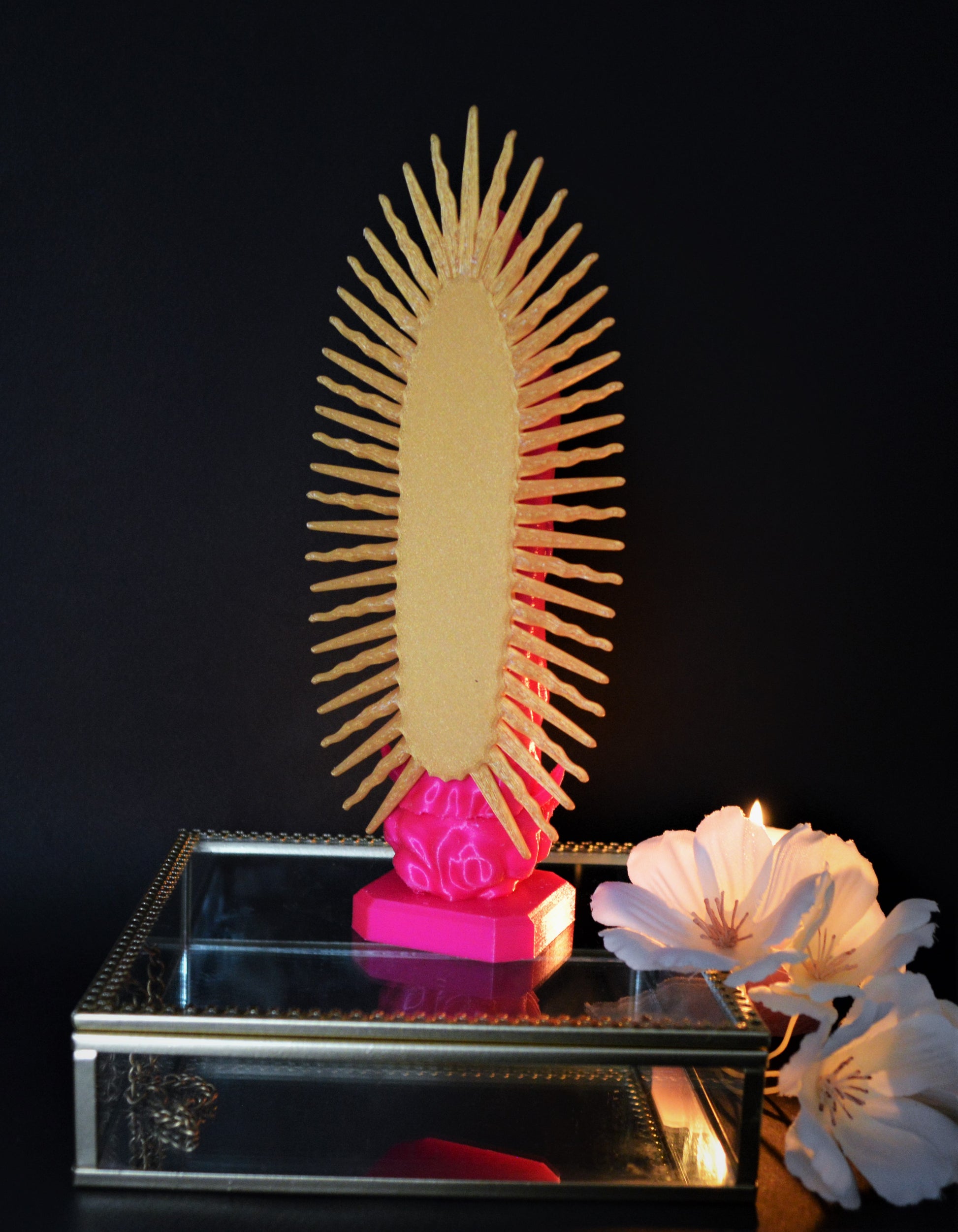 Statuette Vierge de Guadalupe magenta et or - leclaireuseboutique