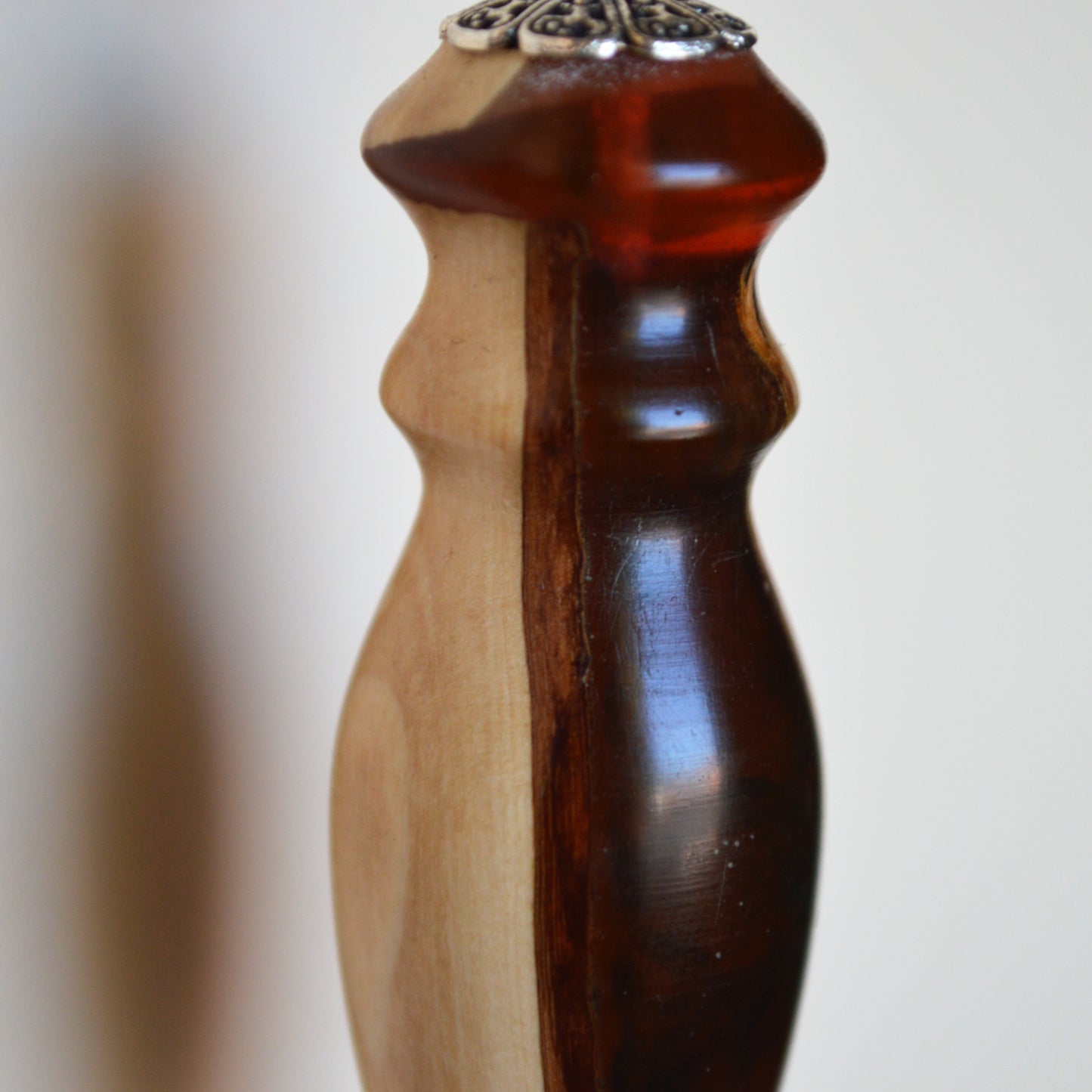 Pendule en bois d'olivier, résine et cornaline. - leclaireuseboutique